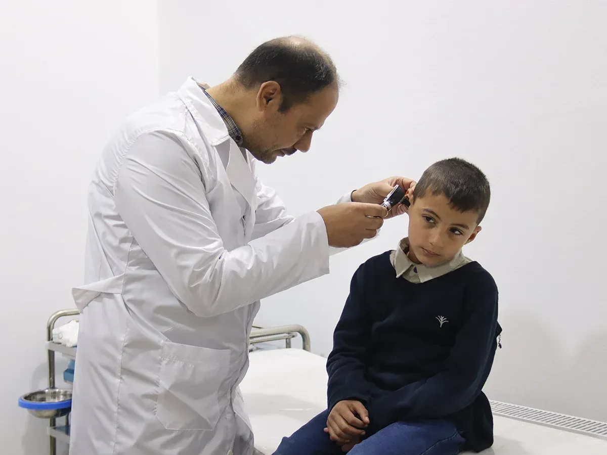 رعاية صحية لطفل في عيادة