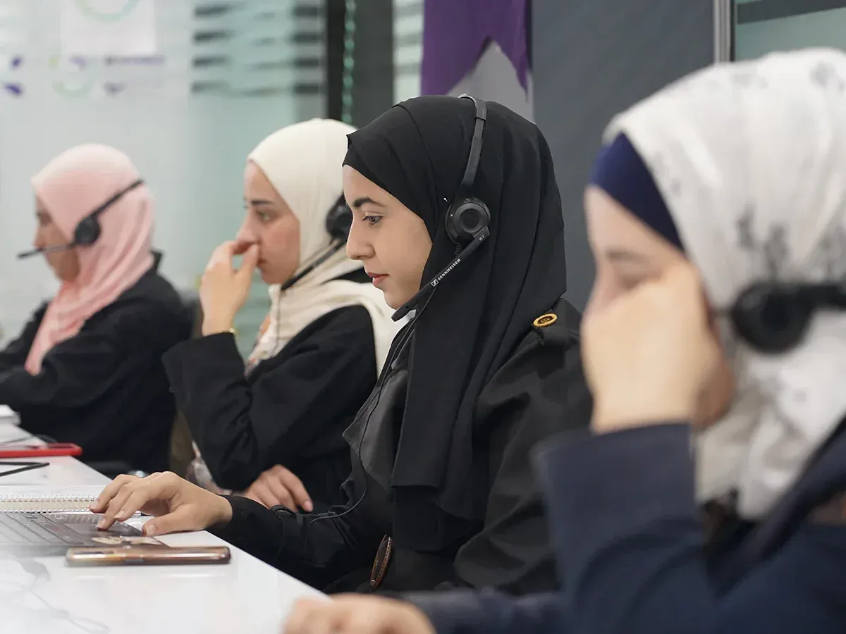متدربات يتابعن جلسة تعليمية